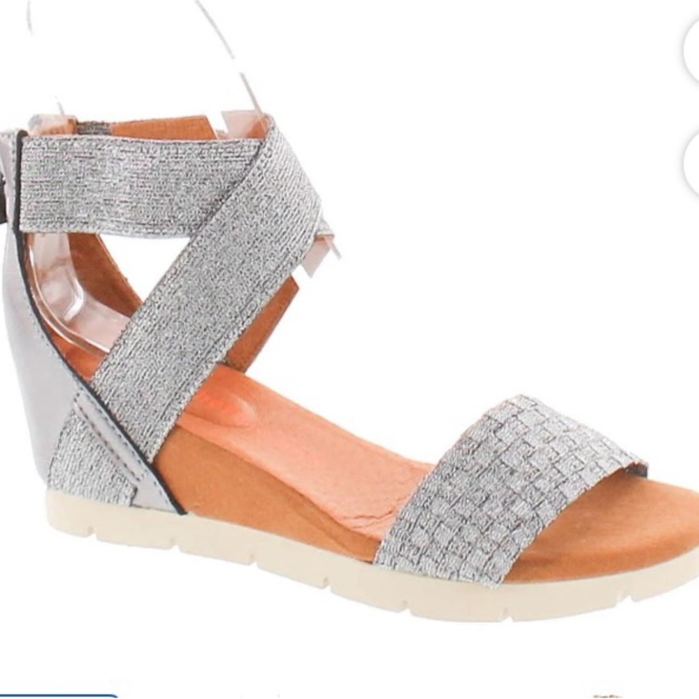 bernie mev. Women's Silver and Tan Sandals